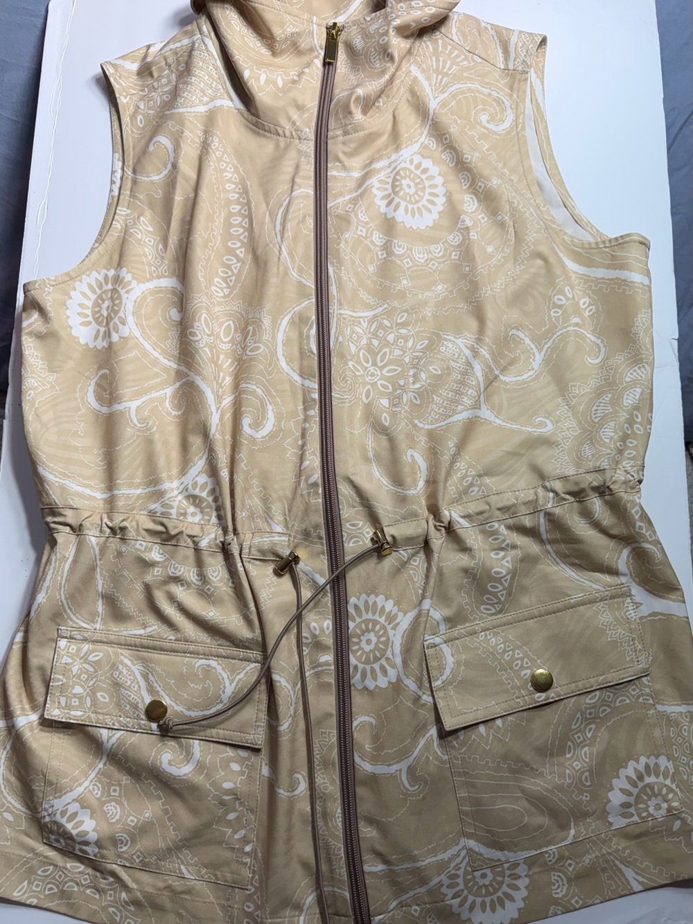 Women’s Sleeveless Paisley Print Blouse in Tan and White